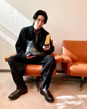 Yu Inaba Instagram - 第14回「日本シューズベストドレッサー賞」にて男性部門受賞しました👞なんとありがたいことでしょう👞

デザインさせてもらった革靴を頂いたのでこれからの相棒にしたいと思います👞

#日本シューズベストドレッサー賞
#革靴