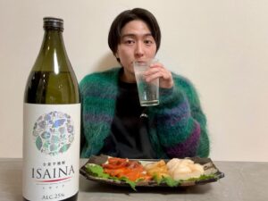 Yu Inaba Instagram - さかなの日なので最近ハマっている昆布締めを。
サーモンとホタテでやってみました。漬けも少し。

お供はISAINAのソーダ割り。
飲み口さっぱりで食事にも合う。
ソーダで割ると口の中で
フルーティーな香りが広がるので
それもまた良きです。

皆様もISAINAソーダで乾杯しましょ！

 #PR #ISAINA #ISAINA2周年  #ISAINAソーダで乾杯 #ISAINAソーダ #イサイナ #本格焼酎 #芋焼酎 #焼酎 #焼酎ソーダ割り #焼酎ハイボール #焼酎サワー #さかなの日