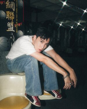 Yu Jin Instagram - Hmm…前幾天去看了lauv的演唱會，深深感受到他對音樂以及表演的真誠及熱情。那是一個人曾經望過的山、看過的海，內化而散發出來的抽象能量？或是稱之為魅力磁場？
我好奇⋯我呢？
那些我曾經吃過的醋（？），喝過的奶茶（？），這些年的人生經歷在內化之後，我在別人眼裡又是什麼質地、什麼色彩？

我們在表弟回美國前約了一波餞別，沒想到打個保齡球也能出片，實在有才，祝 @crrcho 回美國求學一切順利啦！！