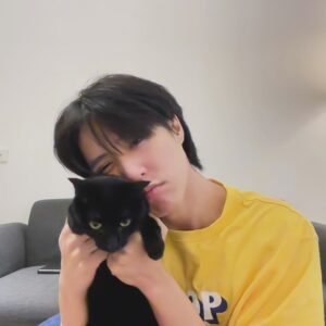 Yu Jin Instagram - 分享乙組家庭照🐈‍⬛