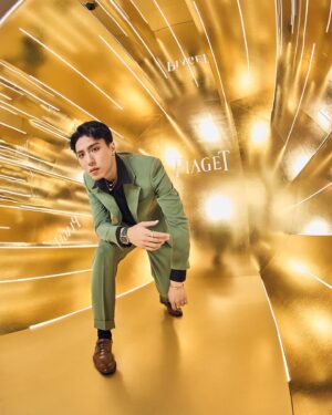 Yu Jin Instagram - 有幸受邀Piaget 150週年珠寶暨腕錶展，零距離感受絢麗的藝術。
不管是以中東式穹頂為靈感的彩色寶石，還是個種細緻紋理的宮廷式雕刻，都讓我深深與設計者為之付出的熱情與用心相互共鳴。
謝謝伯爵這樣心懷夢想、不畏羈絆的創造出一個個令世人驚嘆的設計。

@piaget #piagethighjewellery #piagetsociety 

Styling @money821.tw 
Suits @theoldfashionhouse_tw 
Photo @chenyouwei.0725 
Makeup @yun.er_makeup 
Hairstyle @nic_leung 
Agency @fightingchance.co