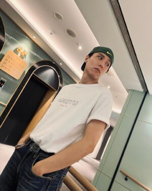 Yu Jin Instagram - 忙了大半年的#ANDYU 終於呱呱墜地。
從蹦出點子到今天，一路上，兩個人，親力親為、土法煉鋼。
一件衣服，承載著太多難忘回憶。
作為設計師身分的第一個作品，期間限定，只剩六天！快去 @andyu.official 欣賞吧✌🏻