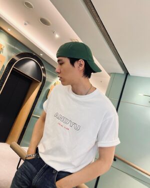 Yu Jin Instagram - 忙了大半年的#ANDYU 終於呱呱墜地。
從蹦出點子到今天，一路上，兩個人，親力親為、土法煉鋼。
一件衣服，承載著太多難忘回憶。
作為設計師身分的第一個作品，期間限定，只剩六天！快去 @andyu.official 欣賞吧✌🏻
