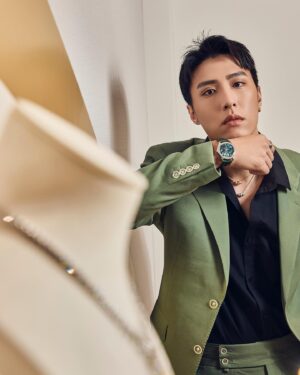 Yu Jin Instagram - 有幸受邀Piaget 150週年珠寶暨腕錶展，零距離感受絢麗的藝術。
不管是以中東式穹頂為靈感的彩色寶石，還是個種細緻紋理的宮廷式雕刻，都讓我深深與設計者為之付出的熱情與用心相互共鳴。
謝謝伯爵這樣心懷夢想、不畏羈絆的創造出一個個令世人驚嘆的設計。

@piaget #piagethighjewellery #piagetsociety 

Styling @money821.tw 
Suits @theoldfashionhouse_tw 
Photo @chenyouwei.0725 
Makeup @yun.er_makeup 
Hairstyle @nic_leung 
Agency @fightingchance.co
