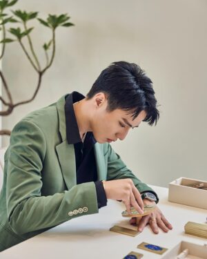 Yu Jin Instagram - 有幸受邀Piaget 150週年珠寶暨腕錶展，零距離感受絢麗的藝術。
不管是以中東式穹頂為靈感的彩色寶石，還是個種細緻紋理的宮廷式雕刻，都讓我深深與設計者為之付出的熱情與用心相互共鳴。
謝謝伯爵這樣心懷夢想、不畏羈絆的創造出一個個令世人驚嘆的設計。

@piaget #piagethighjewellery #piagetsociety 

Styling @money821.tw 
Suits @theoldfashionhouse_tw 
Photo @chenyouwei.0725 
Makeup @yun.er_makeup 
Hairstyle @nic_leung 
Agency @fightingchance.co