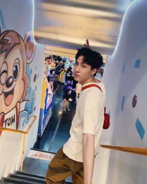 Yu Jin Instagram - 關於劉大富殺青⋯
從試完鏡、確認選上角色之後，我開始了我的喜劇刷片之旅。原因很簡單，因為喜劇是真的難啊！
在前製期的時候就瘋狂把我蒐集到有可能發生在劉大富身上的碎片一一挑出來，不停的排列組合，試著在設計圖中勾勒出他的根。
這一個多月的拍攝，多虧了每個給我幫助、讓我問問題的前輩們，因為你們而激發出了好多好多靈感！
所謂「普通人」一樣的角色，一直都是我最想挑戰的。
因為它沒有邊界，但又確實存在限制。
要怎麼樣才不會有余晉，該怎麼樣萃取而呈現出「不普通的普通人」這就是劉大富讓我著迷的地方。

謝謝相信我的大大們，謝謝把劉大富交給我！

也要謝謝在劇組和我相處最多的兩位對手演員…
每天下班載我回家，一路從林口和我無私分享經驗回台北的老爸 @kuo851 

謝謝每次上班車程，一起聊表演聊到林口的劉大貴 @huzhiciang 
在action之後，那些無情不套招的丟接真的過癮。
總之～ #省省吧我家富貴發 
see u soon!!