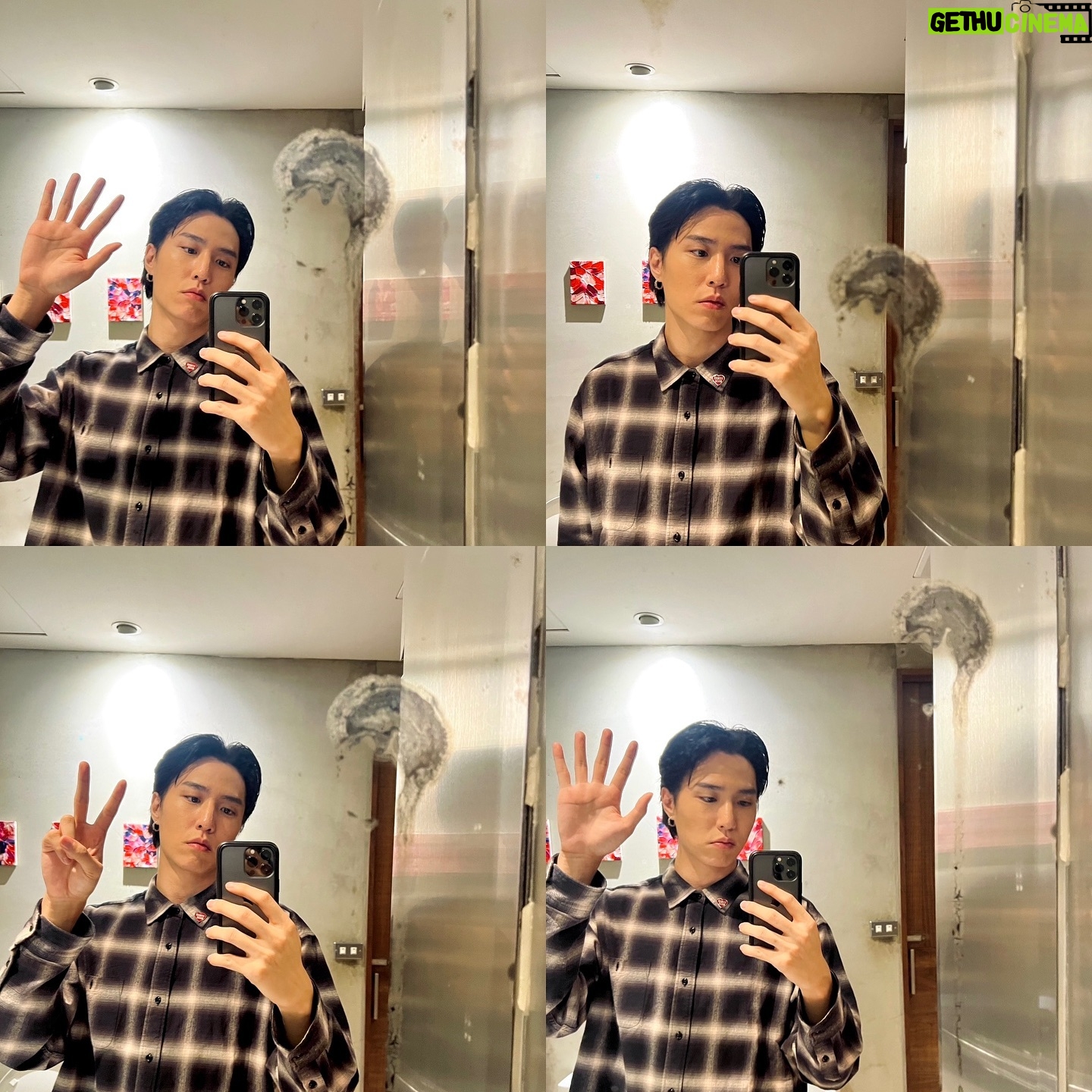 Yu Jin - 5.6K Likes - 這是一篇久違的閱讀分享,
是說有人聽過「廣場協議」嗎?
很久很久以前,有一個國家叫美國,另一個國家叫日本,在當時他們是世界上最大的兩個經濟體。這時候的美國老大哥對工業崛起的日本有著鉅額的貿易赤字(簡單來說就是美國跟日本做生意虧本,日本在大賺美國錢)。美國為了解決這個問題,主動持續貶值美元以挽救貿易逆差,而日本也接受了這項協議,因為美元的不穩定,讓世界的錢,順理成章的灌向日本這塊土地。
全世界的熱錢,在短時間內進入日本去了哪裡勒?這波天上掉下來的錢,讓日本可以不靠本土實業的支持下市場迅速活絡,投機客紛紛開始拿資金去砸向最能賺錢的房地產和股票,當然包括日本本地人在內。
這般風光的景氣也讓當時的日本各項經濟指標都到達了空前的高水準,來到了日本最輝煌的時候。
甚至東京地價的總和,價值已經等於「整個」美國。沒錯!就是這麼誇張。
市場的看好,加上大量的資金造就大量的投資需求,大量的投資需求造成房價和股票的上漲,此刻的日本儘管物價上漲,但人們依然沉浸、陶醉在GDP上迷人的數字裡,漸漸的開始出現了「土地不會貶值」的神話。
好景不常,當多數日本人紛紛開始意識到…這片繁榮的經濟數據的背後,是炒房炒股的熱錢時,一切都來不及了。
之後的故事有一個名字,它叫「日本經濟泡沫化」,股市泡沫破裂,接著房地產泡沫破裂。日本經濟衰退了10年,國際上人們稱「失落的十年」(跟陳奕迅沒關係),接著日本持續花了20年的時間復甦,然後…然後就到了今天。讀這個故事當下我甚至能透過文字感受到日本的痛。
哎…所以結論是路上的紅包別亂撿!莫名其妙來的錢是要還的…
!!!!
…