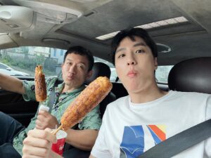 Yu Jin Instagram - 轉景的路上偷跑去買烤玉米，被正巧路過的劇組車發現，後世稱之「烤玉米之亂🌽」