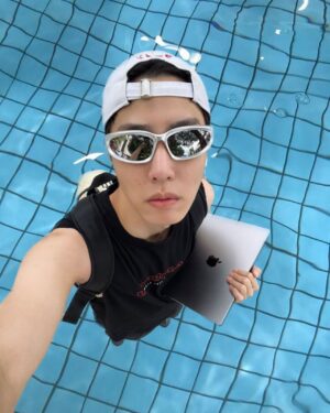 Yu Jin Instagram - Taipei is getting really hot and humid…I wish I could work in pool☀️💦