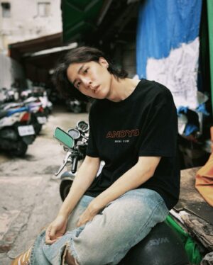 Yu Jin Instagram - 跑 @andyu.official 的廠商跑到一半，接到經紀人訊息，說現在、立刻要我照片，主題設定是市場生活感，我們就馬上在旁邊路過的市場門口拍了幾張照片…意外的很喜歡欸！
出門一趟，完成兩個領域的工作需求，效率一百分💯
今天一定是美好的一天！

Photo by @andywu_1114