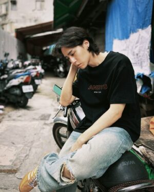 Yu Jin Instagram - 跑 @andyu.official 的廠商跑到一半，接到經紀人訊息，說現在、立刻要我照片，主題設定是市場生活感，我們就馬上在旁邊路過的市場門口拍了幾張照片…意外的很喜歡欸！
出門一趟，完成兩個領域的工作需求，效率一百分💯
今天一定是美好的一天！

Photo by @andywu_1114