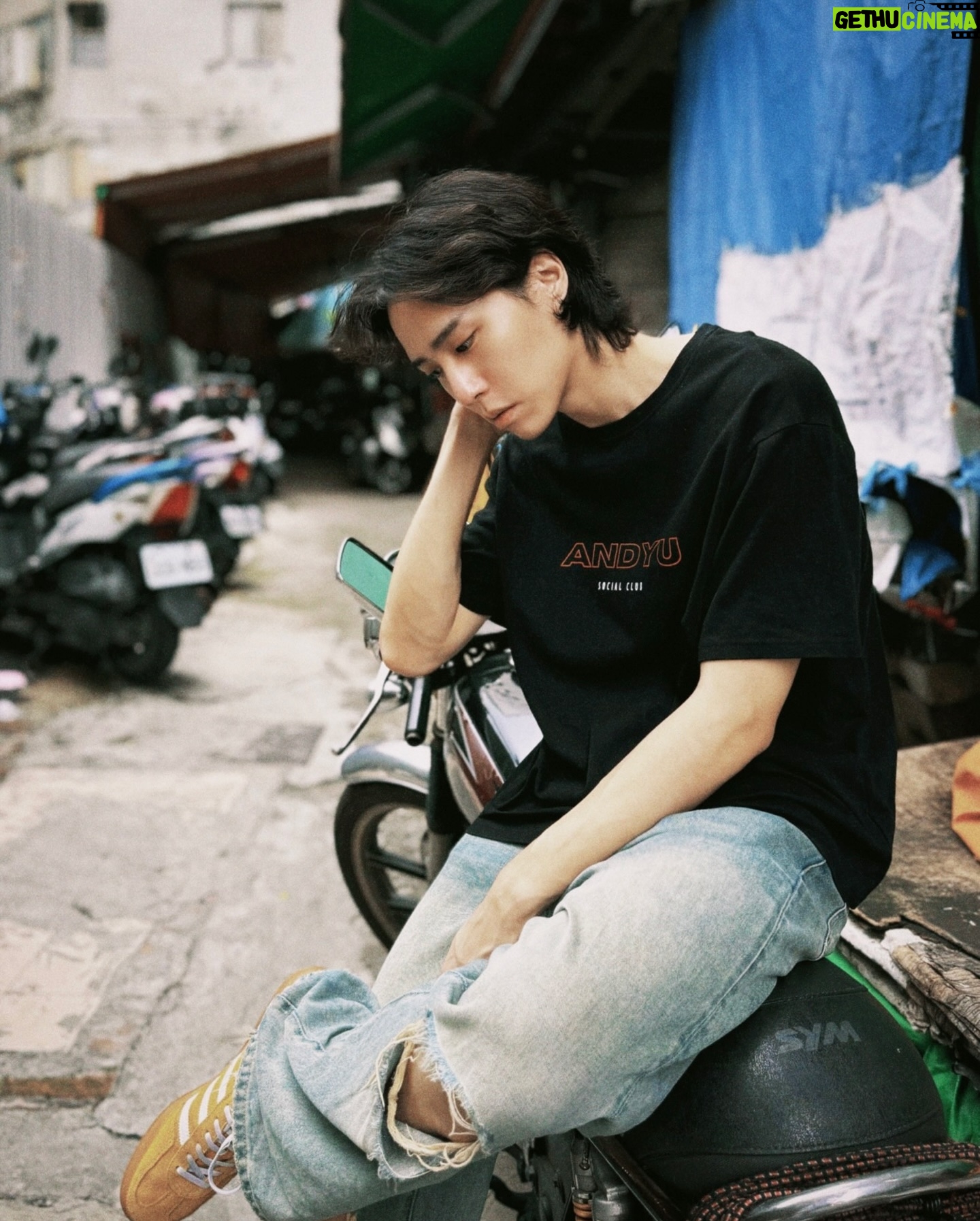 Yu Jin - 5.6K Likes - 跑 @andyu.official 的廠商跑到一半,接到經紀人訊息,說現在、立刻要我照片,主題設定是市場生活感,我們就馬上在旁邊路過的市場門口拍了幾張照片…意外的很喜歡欸!
出門一趟,完成兩個領域的工作需求,效率一百分💯
今天一定是美好的一天!
Photo by @andywu_1114