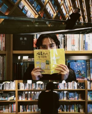 Yu Jin Instagram - 在蔦屋書店，總有種瞬間移動到代官山的錯覺，變身柯南人物也算合理吧✌🏼