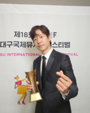Yu Jun-sang Instagram - 함께했던 친구들과 참 좋았던 시간^^
아련하게 스며들다 사라지는 시간속에서~

#고맙습니다  #대구국제뮤지컬페스티벌 
#yujunsang  #18thdimf #daeguinternationalmusicalfestival