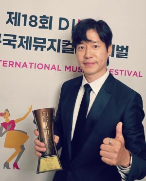 Yu Jun-sang Instagram - 함께했던 친구들과 참 좋았던 시간^^
아련하게 스며들다 사라지는 시간속에서~

#고맙습니다  #대구국제뮤지컬페스티벌 
#yujunsang  #18thdimf #daeguinternationalmusicalfestival