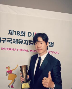 Yu Jun-sang Instagram - 함께했던 친구들과 참 좋았던 시간^^
아련하게 스며들다 사라지는 시간속에서~

#고맙습니다  #대구국제뮤지컬페스티벌 
#yujunsang  #18thdimf #daeguinternationalmusicalfestival