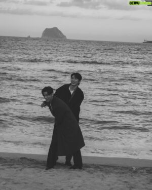 Yu-Tung Lin Instagram - ⁡
那天我們一起在海邊談笑、嬉戲
愷突然問我：為什麼我們今天要穿成這樣來海邊
我說：我也不知道或許我們兩個就是想這樣一直耍帥到世界的盡頭吧。
⁡
⁡
📸 @olalayeholala
hair : @neo.lai
⁡
#林毓桐
#徐愷
#愷桐