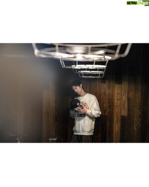 Yu-Tung Lin Instagram - ⁡
感謝 @keedan_mag 的訪問🙏
這次的訪談過程 是以一種輕鬆的方式進行 這讓我很自在的聊起自己的往事與現在的想法 演戲對我來說意非凡 甚至可以說它拯救了我 很開心能有這次的合作❤️
⁡
也想跟大家分享這次拍攝過程 令我滿驚喜的事！這次合作品牌 @neweracaptw 的帽子 竟然有F1車隊的聯名帽！不負眾望的我 馬上開啟「林毓桐F1百科全書」開關 滔滔不絕的聊起自己有多喜歡F1🤣 
⁡
 不多說！你們快去看😊
🔗 https://keedan.com/track/2023/12/12/taro-interview-new-era-cap/
⁡
⁡
#newerataiwan
#keedanmag
#林毓桐
#芋頭 #演員
#F1讚