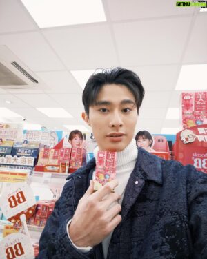 Yu-Tung Lin Instagram - ⁡
這次來到來自日本的人氣藥妝店✨松本清✨
繼上次在日本幫媽媽和姊姊買的「Chocola BB 極緻膠原錠」大受好評，每天都超認真在吃，這次和愷來到台灣的松本清，必須要再幫他們補貨!
台北的店面與日本的店面可謂是相差無幾！！乾淨明亮又整齊的空間，瞬間讓我有種回到日本的感覺～ 
商品種類豐富，真的會讓人逛到不想出來😂
在這麼多豐富的商品裡，最顯眼的就是用諸多粉色元素包裝的 「Chocola BB極緻膠原錠」！送禮自用兩相宜，這次除了買給家人們，也快到情人節了，我也要買給愷!!讓他繼續帥帥又有元氣~
家人和情人的美麗和元氣，由 Chocola BB來照顧😌
⁡
⁡
⁡
#給愛美愛保養的你
#ChocolaBB #ChocolaBBCollagen 
#ChocolaBBCollagenPremium 
#松本清
#ChocolaBB極緻膠原錠
⁡