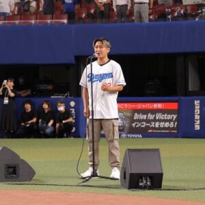 Yudai Ohno Instagram - 勝夏フェスティバル2023中日ドラゴンズvs横浜DeNA戦
国歌独唱＆始球式

とても貴重なご機会をありがとうございました✨

ピッチングは練習通りには行くはずもなく大緊張でしたが、
あの空間であの場所でとてもスリルのある想い出になりました✨

国歌独唱は人生2度目でしたが、
これだけ緊張することがあるのかと思うくらいのガチガチ度合いでしたが、
こちらも楽しく幸せな経験になりました✨
応援に来ていただいた6面のみんなに助けられまくりました😭

いつもありがとうございます😊

いつか僕たちDa-iCEとしても絶対にここに立ちたいと強く思いました。

そしてまたご機会、
いただけるよう、これからも精進して参ります😊‼️

素敵なピッチングをされた井戸田さんともお写真撮っていただきました✨

（写真提供:中日ドラゴンズ）

#勝夏フェスティバル2023 #大野雄大 #国歌独唱 #中日ドラゴンズ #da_ice #バンテリンドームナゴヤ #感謝感謝感謝 #井戸田さん