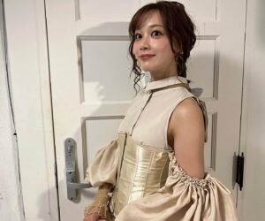 Yui Ito Instagram - ⁡
デズちゃん。👩🏼
⁡
昨日は衣装付け通しでした。
まだまだ。
オセロー様へ全力の愛を注ぎます。🤍
⁡
ついに来週1/18(木)開幕です🤍🖤

#舞台 #シェイクスピア #オセロ #デズデモーナ #stage #shakespeare #othello #desdemona #シアターサンモール #伊藤優衣 
⁡