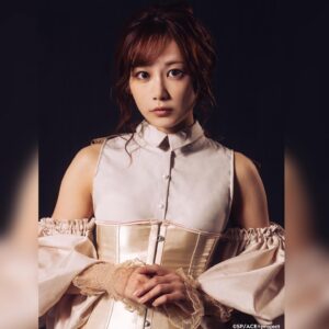 Yui Ito Instagram - ⁡
今年一発目に出演させていただく
舞台「オセローSC」
2024 1/18(木)〜1/28(日)
@シアターサンモール
⁡
とにかく日々の稽古で
学ばせていただく事がたくさんあり、
楽しみつつ、毎回が勝負だと思って稽古しています。
⁡
演出の史也さんの言葉の捉え方とか、与え方とか
繊細かつ的確すぎて驚きの連続ですし
人間の感情って面白い…と
気付きをたくさんくださる。
⁡
私の演じる役はザ・悲劇のヒロイン デズデモウナ。
初めて目にしたシーンの本読みをしていて
涙で台本の文字が見えなくなったのは初めてです。
⁡
素敵な役を与えてくださった有り難みを胸に、
役を全う出来るようにひたすらに努力します😊
⁡
また違った姿をお届け出来るかと思いますので
ぜひ、劇場で見守っていただきたいです…！🌟
お待ちしています♡
⁡
※Wキャスト制 私はSに出演します👩🏻

#舞台 #シェイクスピア #オセロ #デズデモーナ #stage #shakespeare #othello #desdemona #シアターサンモール #伊藤優衣