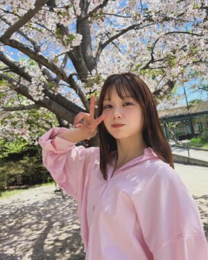 Yui Ito Instagram - ⁡
春🙌🏻🌸✨
嬉しすぎる季節。
⁡
桜と一緒に撮れてよかった〜。🌸

#伊藤優衣 #役者 #actor #イエベ春 #春産まれ 
⁡