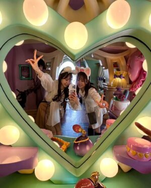Yui Ito Instagram - ⁡
みぃちゃんとディズニーデート
楽しかった🐭🏰💕
⁡
頑張り屋さんで仲間思いで
きらっきらな笑顔も可愛くて
ちっちゃくておしゃれさんなみぃちゃん。
だいすきだよ〜〜🫶🏻💕
⁡
#dysney #dysneyland #tokyodisneyland #ディズニー #ディズニーランド #東京ディズニーランド #ディズニーコーデ #伊藤優衣 #itoyui #actor #instagood #instadaily #followme