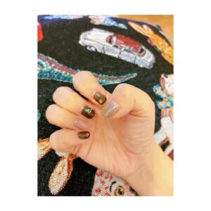 Yui Makino Instagram - 右手と左手に癒される日々。
@atelier_metime_natsuko さん最高です🐸

#nailart #隠れミッキーを探せ #目が合うと笑う
#もしかしてサンタさんですか #もしかしてトナカイかも