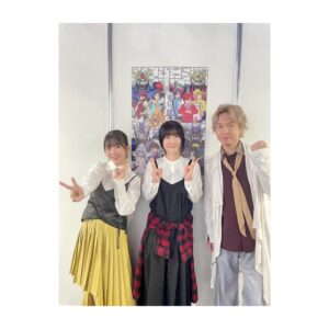 Yui Makino Instagram - 「ガンダムビルドフェスティバル」ガンダムビルドファイターズトライ SP ステージ

放送開始から今日で9年みたいです。
活発で周りの人を引き込んでいく力があり、強い信念を持っているホシノ・フミナという役は、当時の私にとってチャレンジの連続で。
そんな彼女の心が折れてしまうシーンでは、なかなか表現しきれない部分があり何テイクも何テイクも重ね、時に厳しい言葉のディレクションも頂きながら本当に心が折れかかったときにOKテイクが出たことなどもありました。
そんな経験をさせていただいたからこそ、フ一度折れた後のフミナの心の強さ、チームトライファイターズの結束力が出来上がって行ったのだと思います！
演じる上で本当にたくさんの事を吸収させていただけた現場でした。

個人的にはガンダムといえば…的な
発進の時のセリフ「ホシノ・フミナ　いきます！！」が言えてオーディションの当時から一人で高まってました（笑）

昨日は思い出のシーンを振り返りながら当時のお話をセカイ役の#冨樫かずみ さん、ニルス役の#立花慎之介 さん、そしてファンの皆さんと一緒にできて、凄く凄く嬉しかったです！

そして#backon さんの主題歌スペシャルライブ！！
めっっちゃめちゃめちゃめちゃ！楽しかったー！

ビルドシリーズは10周年を迎え、新しい「ビルドメタバース」が配信開始されています。
そちらにはあばたーふみな役で出演しております。

これからもまたたくさんの驚きや感動がビルドシリーズで生まれていくのでしょうね☺️
とっても楽しみです。

#ガンダムビルドファイターズトライ 
#ガンダムビルドファイターズトライアイランドウォーズ 
#ガンダムビルドファイターズバトローグ 
#ホシノフミナ