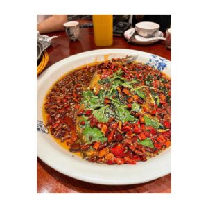 Yui Makino Instagram - ただ、ひたすらに、重慶ご飯🌶️

花椒がアクセントの重慶ラーメンが美味し過ぎて
滞在中めちゃめちゃ食べました。
重慶行かれる際には是非！笑

アテンドして下さったスタッフさんおすすめのお茶屋さんでは
緑茶とライチのミルクティーを頂きました。
美味しかったー！

#ラッフルズシティショッピングセンター 内のスーパーで
お土産もたくさん買いました🩷
入口にドリアンがめちゃめちゃ陳列されてたよ
手を出す勇気は無かった🤣

#スーパーって楽しい ！
#食文化を知る とても素敵な場所だと思うんだ☺️
#美味し過ぎて食べ過ぎた 
#帰ってきたら2kg増 
#絶賛ダイエット中 
#頑張ります