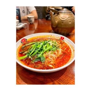 Yui Makino Instagram - ただ、ひたすらに、重慶ご飯🌶️

花椒がアクセントの重慶ラーメンが美味し過ぎて
滞在中めちゃめちゃ食べました。
重慶行かれる際には是非！笑

アテンドして下さったスタッフさんおすすめのお茶屋さんでは
緑茶とライチのミルクティーを頂きました。
美味しかったー！

#ラッフルズシティショッピングセンター 内のスーパーで
お土産もたくさん買いました🩷
入口にドリアンがめちゃめちゃ陳列されてたよ
手を出す勇気は無かった🤣

#スーパーって楽しい ！
#食文化を知る とても素敵な場所だと思うんだ☺️
#美味し過ぎて食べ過ぎた 
#帰ってきたら2kg増 
#絶賛ダイエット中 
#頑張ります