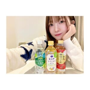 Yui Makino Instagram - 先日、#ポッカサッポロ さまより
誕生日プレゼントを頂きました🎁

#富良野ラベンダーティー 
#加賀棒ほうじ茶 
#富良野ホップ炭酸水 

よく自分でも購入させて頂いているのですが
最近 #新之助玄米茶 を見つけて飲んでみたら凄く美味しかったです♡

野生のラベンダーティーも
だんだんと遭遇できるようになってきたので
玄米茶も野生に会えるといいなぁ♡

さて、Xにも投稿したこの写真。
実は撮るのに大変苦労しておりました（笑）

…という理由は2枚目。
最近セルフィーにハマった娘ちゃんが写り込むのです

#だがそこが可愛い #可愛いおじゃま虫💕 
娘は少しうさぎに似ている🐰#だけど猫が好き 🐈