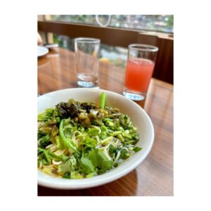 Yui Makino Instagram - ただ、ひたすらに、重慶ご飯🌶️

花椒がアクセントの重慶ラーメンが美味し過ぎて
滞在中めちゃめちゃ食べました。
重慶行かれる際には是非！笑

アテンドして下さったスタッフさんおすすめのお茶屋さんでは
緑茶とライチのミルクティーを頂きました。
美味しかったー！

#ラッフルズシティショッピングセンター 内のスーパーで
お土産もたくさん買いました🩷
入口にドリアンがめちゃめちゃ陳列されてたよ
手を出す勇気は無かった🤣

#スーパーって楽しい ！
#食文化を知る とても素敵な場所だと思うんだ☺️
#美味し過ぎて食べ過ぎた 
#帰ってきたら2kg増 
#絶賛ダイエット中 
#頑張ります