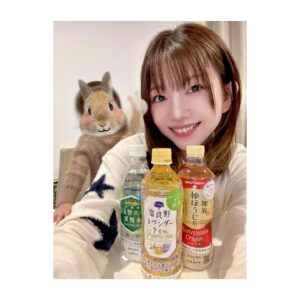 Yui Makino Instagram - 先日、#ポッカサッポロ さまより
誕生日プレゼントを頂きました🎁

#富良野ラベンダーティー 
#加賀棒ほうじ茶 
#富良野ホップ炭酸水 

よく自分でも購入させて頂いているのですが
最近 #新之助玄米茶 を見つけて飲んでみたら凄く美味しかったです♡

野生のラベンダーティーも
だんだんと遭遇できるようになってきたので
玄米茶も野生に会えるといいなぁ♡

さて、Xにも投稿したこの写真。
実は撮るのに大変苦労しておりました（笑）

…という理由は2枚目。
最近セルフィーにハマった娘ちゃんが写り込むのです

#だがそこが可愛い #可愛いおじゃま虫💕 
娘は少しうさぎに似ている🐰#だけど猫が好き 🐈