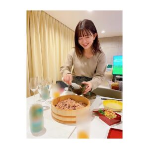 Yui Makino Instagram - 友人が遊びにきてくれた時の写真。
こんなに嬉しそうな顔してたらしい（笑）
構えていない時の自分の顔ってなかなか見る事ないから
とっても新鮮で、この日の幸せがふと蘇る1枚✨

作るのはまあまあとして…
盛り付けが最強に絶望的に苦手でして
写真なんかを参考にしても全然上手くいかないから
これは本当に…もう本質的なこう…なにかセンスの…問題なのかな😭
やばさを知っていただくにはとても良い、
いつかの番組で作ったお弁当の写真を7枚目に入れておきます（笑）

みなさんは盛り付けとか何かこだわりとかコツとかお持ちですか？

最近気づいたけど、私お料理自体は好きみたいです♡

#おしゃれごはん作れるようになりたい 
#美的センスゼロ 
#圧倒的絶望感 
#お料理好きな人と繋がりたい 
#お弁当のウィンナー
#使徒みたい って言われたw