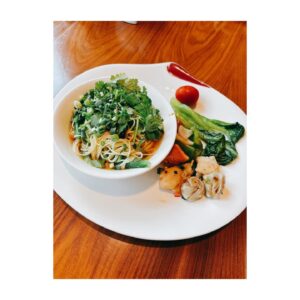 Yui Makino Instagram - ただ、ひたすらに、重慶ご飯🌶️

花椒がアクセントの重慶ラーメンが美味し過ぎて
滞在中めちゃめちゃ食べました。
重慶行かれる際には是非！笑

アテンドして下さったスタッフさんおすすめのお茶屋さんでは
緑茶とライチのミルクティーを頂きました。
美味しかったー！

#ラッフルズシティショッピングセンター 内のスーパーで
お土産もたくさん買いました🩷
入口にドリアンがめちゃめちゃ陳列されてたよ
手を出す勇気は無かった🤣

#スーパーって楽しい ！
#食文化を知る とても素敵な場所だと思うんだ☺️
#美味し過ぎて食べ過ぎた 
#帰ってきたら2kg増 
#絶賛ダイエット中 
#頑張ります