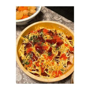 Yui Makino Instagram - 友人が遊びにきてくれた時の写真。
こんなに嬉しそうな顔してたらしい（笑）
構えていない時の自分の顔ってなかなか見る事ないから
とっても新鮮で、この日の幸せがふと蘇る1枚✨

作るのはまあまあとして…
盛り付けが最強に絶望的に苦手でして
写真なんかを参考にしても全然上手くいかないから
これは本当に…もう本質的なこう…なにかセンスの…問題なのかな😭
やばさを知っていただくにはとても良い、
いつかの番組で作ったお弁当の写真を7枚目に入れておきます（笑）

みなさんは盛り付けとか何かこだわりとかコツとかお持ちですか？

最近気づいたけど、私お料理自体は好きみたいです♡

#おしゃれごはん作れるようになりたい 
#美的センスゼロ 
#圧倒的絶望感 
#お料理好きな人と繋がりたい 
#お弁当のウィンナー
#使徒みたい って言われたw