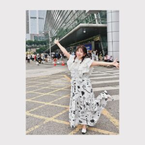 Yui Makino Instagram - 中国・重慶でのイベント🥰
同じ事務所の#高槻かなこ ちゃんと同じステージでした！

可愛いお衣裳は#oldhoney 
大好きすぎてスタイリストのサムさんにお願いしてしまいました♡

朗読劇の他、いらして下さった皆さんと協力するゲーム、
サイン会などもありファンミーティング的な要素が多く、
はじめましての方
デビューの時から応援してくれている方や、
7年ほど前の成都でのイベントに来てくれていた方や、
10年近く前の広州でのイベントぶりの方などなど
みんなとお話していると
「あぁ、このお仕事を続けて来られて本当によかった」
「また中国に来られて嬉しいな」と思うことばかりで
とても幸せな時間でした。

サイン会のブースには何とも愛らしく美しいフラスタが💐
イラストもめっちゃめちゃ可愛い！
このドラゴン…見覚えあるね🤔笑（pic:5）

プレゼントも沢山頂きまして😭✨
娘ちゃんにと上海ディズニーのジェラトーニくんや
ダッフィーのぬいぐるみを頂いたりしたのですが、
これがもうね…猫好きの娘は大興奮！！！
帰国して久しぶりに顔を合わせた私よりもジェラくん♡（笑）

皆様の優しくあたたかーいお気持ちに触れた素敵な旅でした☺️❤️

食べ物もめちゃめちゃ美味しくてお話したいので
また次の投稿で🤩
