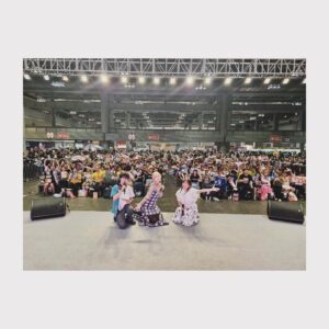Yui Makino Instagram - 中国・重慶でのイベント🥰
同じ事務所の#高槻かなこ ちゃんと同じステージでした！

可愛いお衣裳は#oldhoney 
大好きすぎてスタイリストのサムさんにお願いしてしまいました♡

朗読劇の他、いらして下さった皆さんと協力するゲーム、
サイン会などもありファンミーティング的な要素が多く、
はじめましての方
デビューの時から応援してくれている方や、
7年ほど前の成都でのイベントに来てくれていた方や、
10年近く前の広州でのイベントぶりの方などなど
みんなとお話していると
「あぁ、このお仕事を続けて来られて本当によかった」
「また中国に来られて嬉しいな」と思うことばかりで
とても幸せな時間でした。

サイン会のブースには何とも愛らしく美しいフラスタが💐
イラストもめっちゃめちゃ可愛い！
このドラゴン…見覚えあるね🤔笑（pic:5）

プレゼントも沢山頂きまして😭✨
娘ちゃんにと上海ディズニーのジェラトーニくんや
ダッフィーのぬいぐるみを頂いたりしたのですが、
これがもうね…猫好きの娘は大興奮！！！
帰国して久しぶりに顔を合わせた私よりもジェラくん♡（笑）

皆様の優しくあたたかーいお気持ちに触れた素敵な旅でした☺️❤️

食べ物もめちゃめちゃ美味しくてお話したいので
また次の投稿で🤩