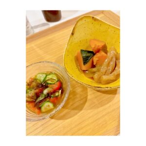 Yui Makino Instagram - 友人が遊びにきてくれた時の写真。
こんなに嬉しそうな顔してたらしい（笑）
構えていない時の自分の顔ってなかなか見る事ないから
とっても新鮮で、この日の幸せがふと蘇る1枚✨

作るのはまあまあとして…
盛り付けが最強に絶望的に苦手でして
写真なんかを参考にしても全然上手くいかないから
これは本当に…もう本質的なこう…なにかセンスの…問題なのかな😭
やばさを知っていただくにはとても良い、
いつかの番組で作ったお弁当の写真を7枚目に入れておきます（笑）

みなさんは盛り付けとか何かこだわりとかコツとかお持ちですか？

最近気づいたけど、私お料理自体は好きみたいです♡

#おしゃれごはん作れるようになりたい 
#美的センスゼロ 
#圧倒的絶望感 
#お料理好きな人と繋がりたい 
#お弁当のウィンナー
#使徒みたい って言われたw