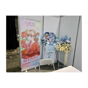 Yui Makino Instagram - 中国・重慶でのイベント🥰
同じ事務所の#高槻かなこ ちゃんと同じステージでした！

可愛いお衣裳は#oldhoney 
大好きすぎてスタイリストのサムさんにお願いしてしまいました♡

朗読劇の他、いらして下さった皆さんと協力するゲーム、
サイン会などもありファンミーティング的な要素が多く、
はじめましての方
デビューの時から応援してくれている方や、
7年ほど前の成都でのイベントに来てくれていた方や、
10年近く前の広州でのイベントぶりの方などなど
みんなとお話していると
「あぁ、このお仕事を続けて来られて本当によかった」
「また中国に来られて嬉しいな」と思うことばかりで
とても幸せな時間でした。

サイン会のブースには何とも愛らしく美しいフラスタが💐
イラストもめっちゃめちゃ可愛い！
このドラゴン…見覚えあるね🤔笑（pic:5）

プレゼントも沢山頂きまして😭✨
娘ちゃんにと上海ディズニーのジェラトーニくんや
ダッフィーのぬいぐるみを頂いたりしたのですが、
これがもうね…猫好きの娘は大興奮！！！
帰国して久しぶりに顔を合わせた私よりもジェラくん♡（笑）

皆様の優しくあたたかーいお気持ちに触れた素敵な旅でした☺️❤️

食べ物もめちゃめちゃ美味しくてお話したいので
また次の投稿で🤩