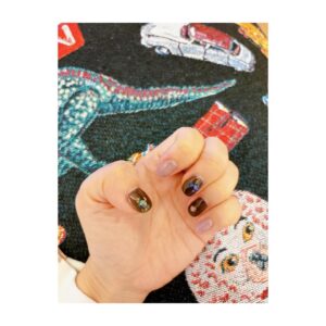 Yui Makino Instagram - 右手と左手に癒される日々。
@atelier_metime_natsuko さん最高です🐸

#nailart #隠れミッキーを探せ #目が合うと笑う
#もしかしてサンタさんですか #もしかしてトナカイかも