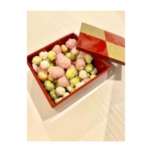 Yui Makino Instagram - 🌸🎎🌸

素晴らしいつるし飾りをいただいたので、
今年のひな祭りはこの子達に見守ってもらいました♡

いただくまでつるし飾りってちゃんとは知らなかったのですが、
一つ一つがとても繊細で愛らしいお人形で、
眺めているだけでこんなにも幸せな気持ちになるものがあるのですね🥹✨
（中でも私は俵のネズミさんが大好きです🐀）

なんて素晴らしき日本の文化…！！！

この日はひな祭り仕様でちょっと豪華な食卓となりました🌸