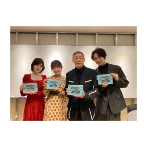 Yui Makino Instagram - 作詞家・#森雪之丞 さんの詩集発売記念イベントで
朗読をさせて頂きました📕

一昨年にリリースしたアルバムの収録曲「私と世界」では
雪之丞さんの言葉たちを歌わせていただき
今回は朗読させていただけるなんて！

雪之丞さんの紡がれた澱みない言葉の数々が
声によってより立体的になっていく感覚に
鳥肌が立つ瞬間が何度もありました。

言葉のサプリメントがたくさん詰まった素敵な詩集
ご一緒させて頂いた時間と共にこれからも宝物です。

お誕生日、そして詩集発売本当におめでとうございます。

#猪塚健太 さんの「哲学するピーターパン」とっても素敵で。リハも含めて様々なアプローチをされているお姿がめちゃめちゃ勉強になりました。「例えば闇を太陽の形に切り取ること」も雪之丞さんのおっしゃられた通り、まさにハンサム！！

#礒部花凛 ちゃんの「腐らない果実」。ご本人もお話されてたけどまさに花凛ちゃんのイメージにとってもぴったり。どことなくプロヴァンスの風を感じる素敵な詩で私も大好き🪻