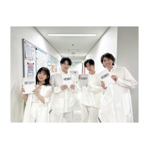 Yui Makino Instagram - 朗読劇ROOM 
#安里勇哉 さん、#赤澤遼太郎 さん、#田中洸希 さんと共に
５月17日の公演に出演させて頂きました🙇‍♀️
お忙しい中ご来場くださりありがとうございました！！

化学反応を感じる公演でとても刺激を頂いた気がします。
日替わりキャストによる朗読劇なので
その時その時の瞬発力が大切になるのですが
オムニバス4本と幕間によって構成されたお話を
年齢、性別を超えて挑みます。

これがまた難しいんだけど凄く楽しい！！
脚本頂いた時から早く読み合わせたくて
ウズウズしてしまうくらいでした✨

今回出演させて頂いているROOMは
夏にドラマ化もされるそうですよん☺️

次は21日19:00の公演に出演させて頂きます！
泣いても笑っても私はこの公演が千穐楽となります。
お時間よろしければ是非劇場にお越しください🚪📕
お待ちしております♪♪

#自撮り中の まきの
#見せるの恥ずかしいけど w
#マネージャーの隠し撮り 
#気がついて威嚇する　
#ユイマキノ 
#威嚇するやつに限って走るw
