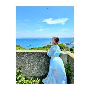 Yui Makino Instagram - 異国を感じる夏の景色🏝️

#ロケで行ってきました 
#完成が楽しみ 

マネージャーさんが撮ってくれたオフショが素敵すぎるので
ちょこちょこ載せていっても良いですか？☺️🩷
