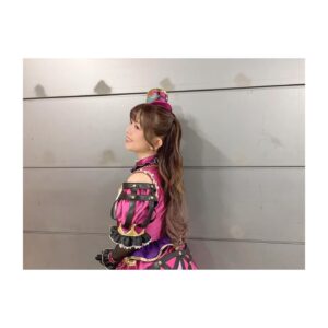 Yui Makino Instagram - 「プリパラフレンドシップメモリー」@立川ガーデンステージ
ありがとうございました♡

最近は年に2回立たせて頂いているプリティーシリーズの公演😈
今回はメモリーという事で、思い出深い曲やお衣裳で登場しました！！
（1番久しぶりなスーパーサイリウムコーデはもはや6年ぶり…くらい？！！体型変わってそうで本当に怖かったけど着られて良かった😭笑）

…え？！
観てない？
知らない？？

そこのあなた様！
この公演、是非ご覧頂きたい！！
（いつも観て欲しいんだけど🤣ww）

いつもあろまきのさんの時に
ウィッグを半分から下に着けるんですが
衣裳と相まってとても可愛かったからサロン風角度で撮ってみたよ🩷

#pripara #ガァルマゲドン #あろみか #アロマゲドン