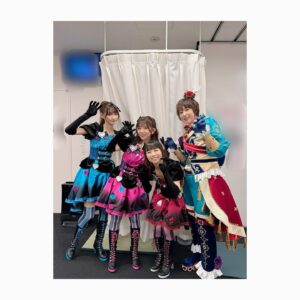 Yui Makino Instagram - 「プリパラフレンドシップメモリー」@立川ガーデンステージ
ありがとうございました♡

最近は年に2回立たせて頂いているプリティーシリーズの公演😈
今回はメモリーという事で、思い出深い曲やお衣裳で登場しました！！
（1番久しぶりなスーパーサイリウムコーデはもはや6年ぶり…くらい？！！体型変わってそうで本当に怖かったけど着られて良かった😭笑）

…え？！
観てない？
知らない？？

そこのあなた様！
この公演、是非ご覧頂きたい！！
（いつも観て欲しいんだけど🤣ww）

いつもあろまきのさんの時に
ウィッグを半分から下に着けるんですが
衣裳と相まってとても可愛かったからサロン風角度で撮ってみたよ🩷

#pripara #ガァルマゲドン #あろみか #アロマゲドン