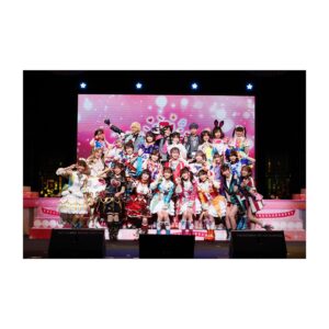 Yui Makino Instagram - 「プリパラフレンドシップメモリー」@立川ガーデンステージ
ありがとうございました♡

最近は年に2回立たせて頂いているプリティーシリーズの公演😈
今回はメモリーという事で、思い出深い曲やお衣裳で登場しました！！
（1番久しぶりなスーパーサイリウムコーデはもはや6年ぶり…くらい？！！体型変わってそうで本当に怖かったけど着られて良かった😭笑）

…え？！
観てない？
知らない？？

そこのあなた様！
この公演、是非ご覧頂きたい！！
（いつも観て欲しいんだけど🤣ww）

いつもあろまきのさんの時に
ウィッグを半分から下に着けるんですが
衣裳と相まってとても可愛かったからサロン風角度で撮ってみたよ🩷

#pripara #ガァルマゲドン #あろみか #アロマゲドン